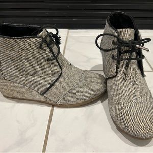 TOMS wedge booties black with gold specks size 8